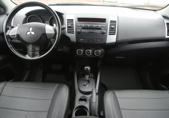 Подержанный автомобиль Mitsubishi Outlander 2011 года (12 фото)