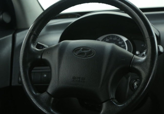 Подержанный автомобиль Hyundai Tucson 2008 года (16 фото)