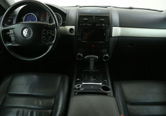 Подержанный автомобиль Volkswagen Touareg 2007 года (12 фото)