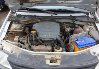 Подержанный автомобиль Renault Logan Sedan 2005 года (17 фото)