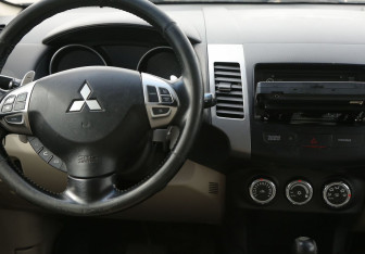 Подержанный автомобиль Mitsubishi Outlander 2010 года (13 фото)