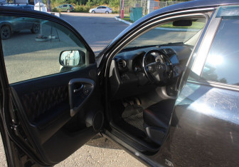Подержанный автомобиль Toyota RAV4 2007 года (9 фото)