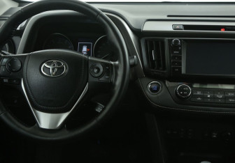 Подержанный автомобиль Toyota RAV4 2018 года (14 фото)