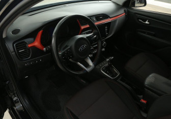 Подержанный автомобиль Kia Rio Hatchback 2020 года (13 фото)