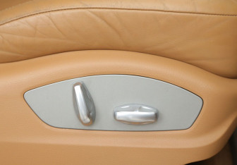 Подержанный автомобиль Porsche Cayenne 2011 года (12 фото)