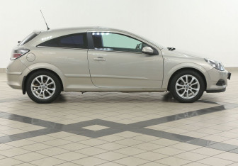 Подержанный автомобиль Opel Astra Hatchback 2010 года (5 фото)