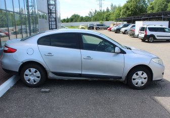 Подержанный автомобиль Renault Fluence 2011 года (8 фото)