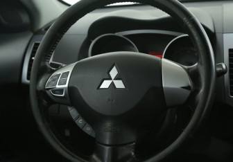 Подержанный автомобиль Mitsubishi Outlander 2007 года (16 фото)