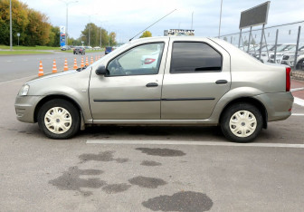 Подержанный автомобиль Renault Logan Sedan 2011 года (8 фото)