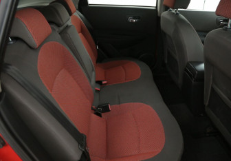 Подержанный автомобиль Nissan Qashqai 2007 года (11 фото)
