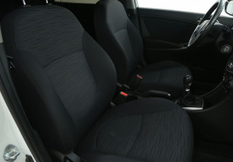 Подержанный автомобиль Hyundai Solaris Hatchback 2015 года (10 фото)