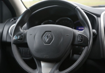 Подержанный автомобиль Renault Sandero 2017 года (16 фото)