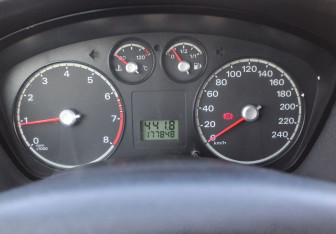 Подержанный автомобиль Ford Focus Hatchback 2005 года (14 фото)