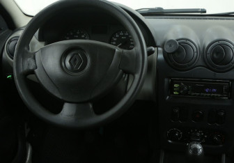 Подержанный автомобиль Renault Logan Sedan 2013 года (14 фото)