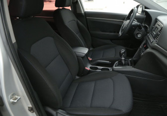 Подержанный автомобиль Hyundai Elantra Sedan 2017 года (10 фото)