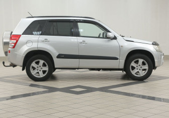 Подержанный автомобиль Suzuki Grand Vitara 2006 года (5 фото)