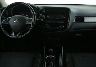 Подержанный автомобиль Mitsubishi Outlander 2017 года (12 фото)