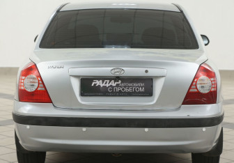 Подержанный автомобиль Hyundai Elantra Sedan 2004 года (3 фото)