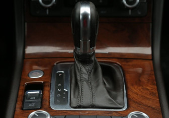 Подержанный автомобиль Volkswagen Touareg 2012 года (14 фото)