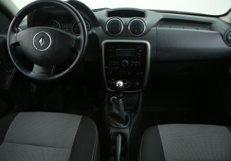 Подержанный автомобиль Renault Duster 2015 года (12 фото)