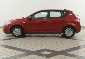 Подержанный автомобиль Kia Ceed Hatchback 2010 года (7 фото)