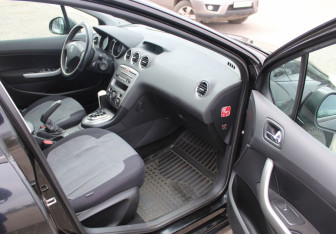 Подержанный автомобиль Peugeot 408 2013 года (12 фото)