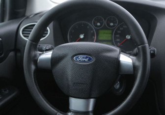 Подержанный автомобиль Ford Focus Sedan 2005 года (16 фото)