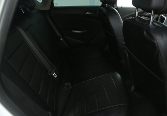 Подержанный автомобиль Opel Astra Hatchback 2011 года (11 фото)