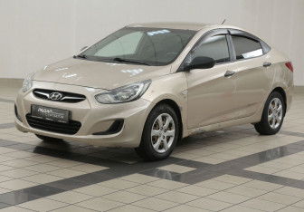 Подержанный автомобиль Hyundai Solaris Sedan 2011 года (8 фото)