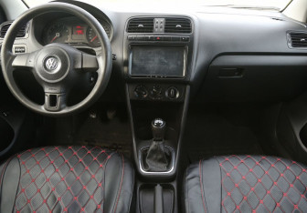 Подержанный автомобиль Volkswagen Polo Sedan 2012 года (12 фото)