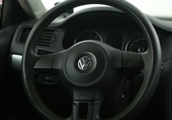 Подержанный автомобиль Volkswagen Jetta Sedan 2013 года (16 фото)