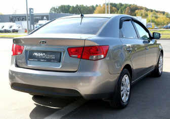 Подержанный автомобиль Kia Cerato Sedan 2010 года (6 фото)