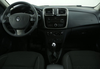 Подержанный автомобиль Renault Sandero 2018 года (12 фото)