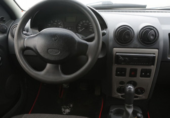 Подержанный автомобиль Renault Logan Sedan 2007 года (14 фото)