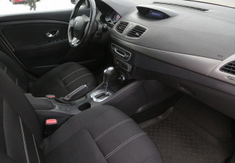 Подержанный автомобиль Renault Fluence 2013 года (9 фото)