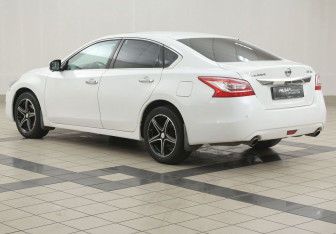 Подержанный автомобиль Nissan Teana 2014 года (2 фото)