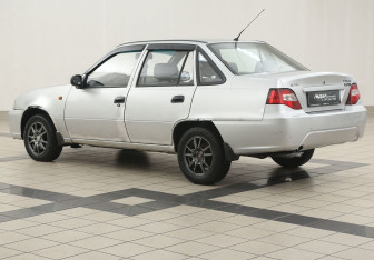 Подержанный автомобиль Daewoo Nexia Sedan 2010 года (2 фото)