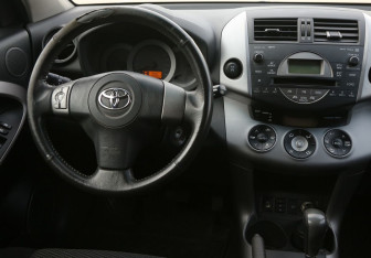 Подержанный автомобиль Toyota RAV4 2006 года (14 фото)