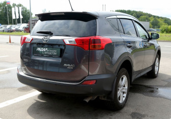 Подержанный автомобиль Toyota RAV4 2013 года (6 фото)