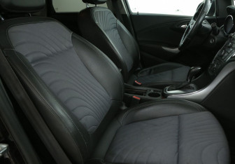 Подержанный автомобиль Opel Astra Sedan 2014 года (10 фото)