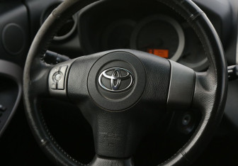 Подержанный автомобиль Toyota RAV4 2006 года (16 фото)