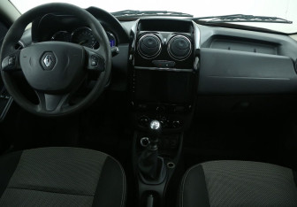 Подержанный автомобиль Renault Duster 2015 года (12 фото)