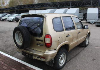 Подержанный автомобиль Chevrolet Niva 2006 года (7 фото)