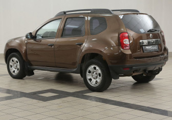 Подержанный автомобиль Renault Duster 2014 года (2 фото)