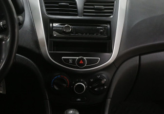 Подержанный автомобиль Hyundai Solaris Hatchback 2011 года (10 фото)