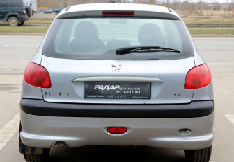 Подержанный автомобиль Peugeot 206 Hatchback 2004 года (5 фото)