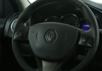 Подержанный автомобиль Renault Sandero 2016 года (15 фото)