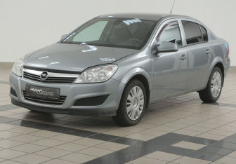 Подержанный автомобиль Opel Astra Sedan 2012 года (8 фото)