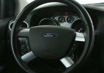 Подержанный автомобиль Ford Focus Hatchback 2008 года (16 фото)