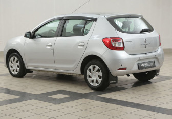 Подержанный автомобиль Renault Sandero 2015 года (2 фото)